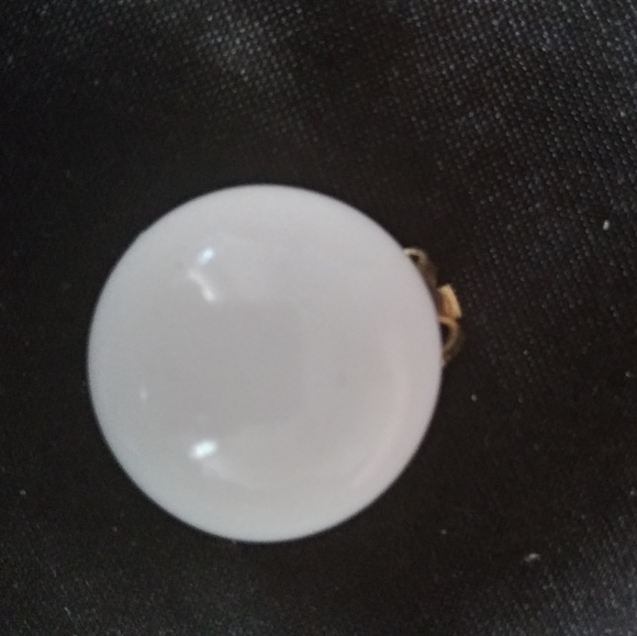 Vintage large white circle gold clipon earrings - Picture 2 of 6